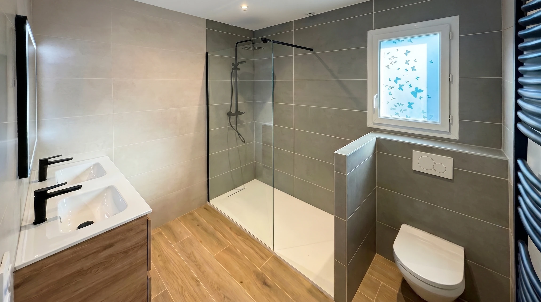 Salle de bain moderne rénovée, sans personnage